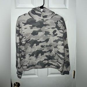 Old Navy Juniors Gray Camo Cropped Hoodie Size XL